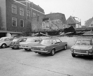 855277 Afbeelding van geparkeerde auto's in de Strosteeg te Utrecht.